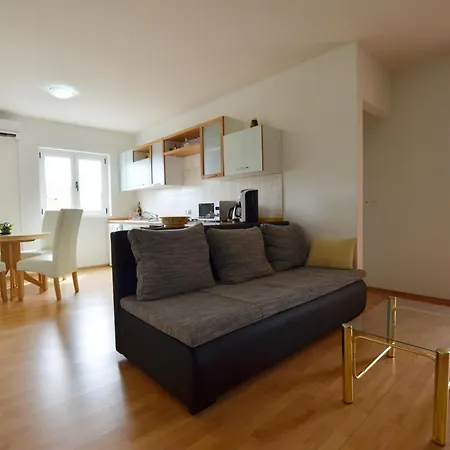 Spacious With Loggia شقة